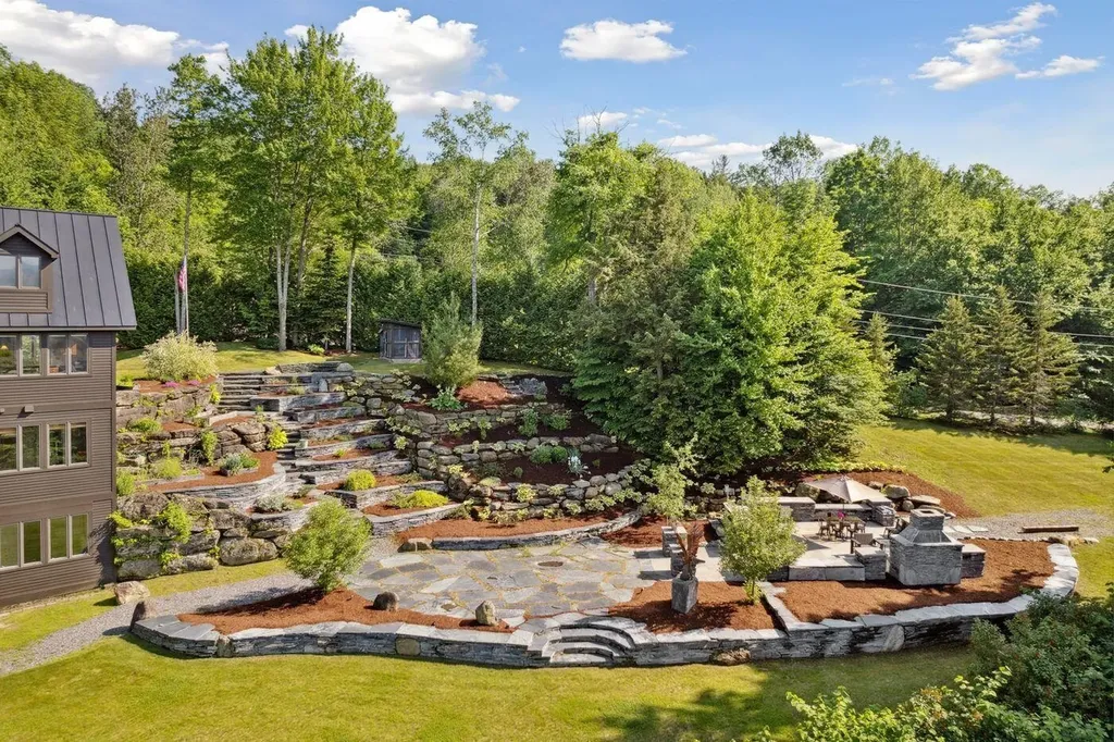 237 Points North Road Stowe VT 05672