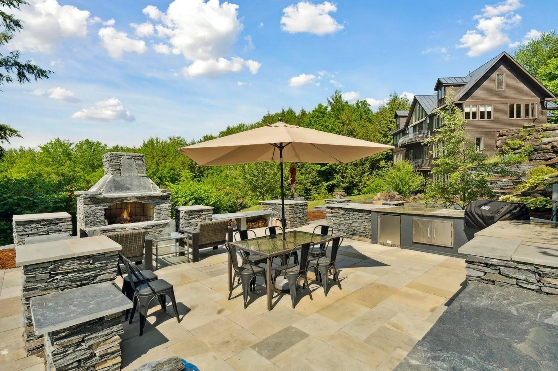 237 Points North Road Stowe VT 05672