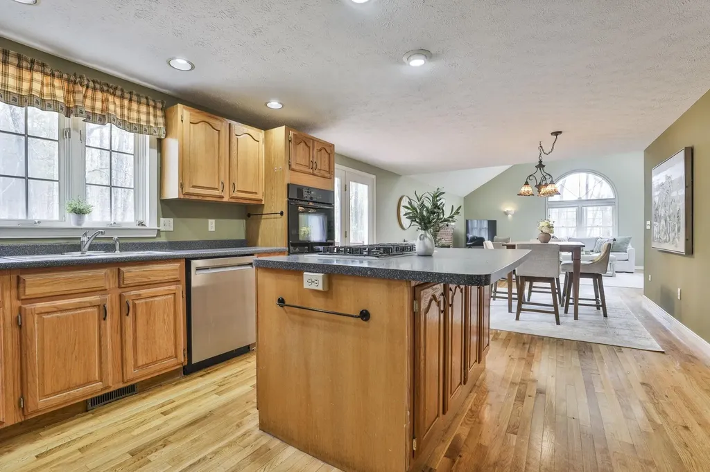 24 Captain Seaver Road Brookline NH 03033