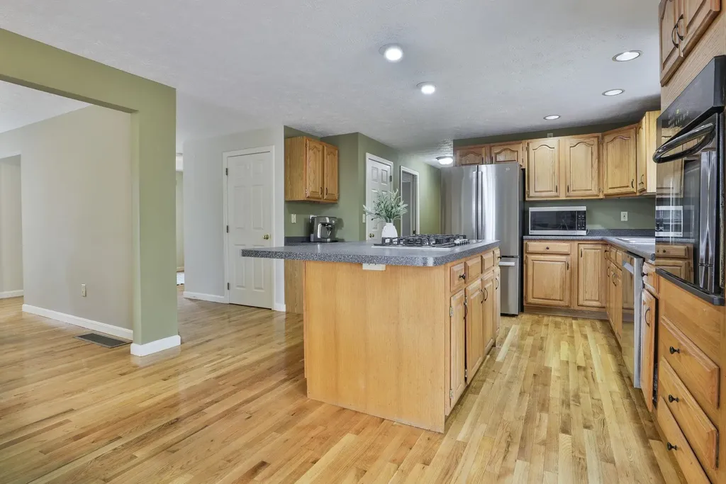 24 Captain Seaver Road Brookline NH 03033