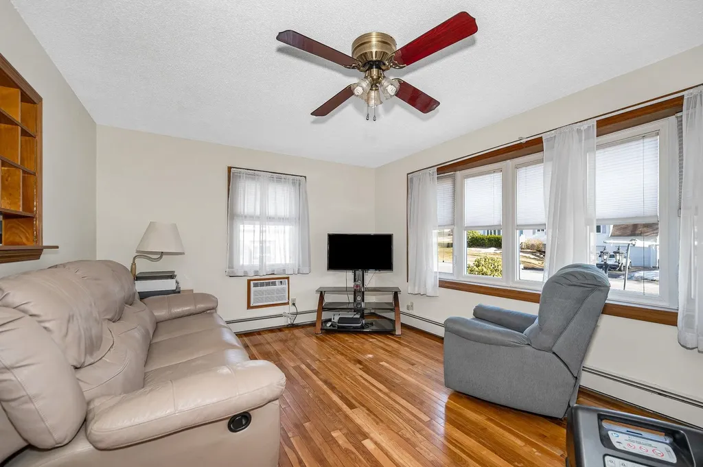4 Paul Avenue Derry NH 03038