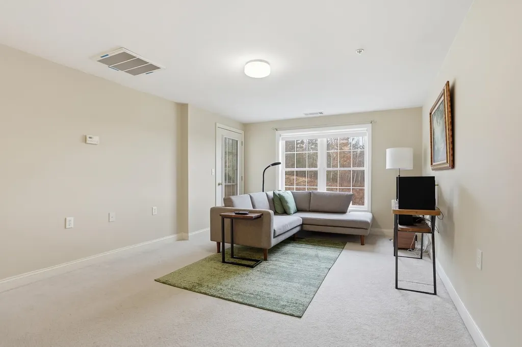 10 Vista Ridge Drive Londonderry NH 03053