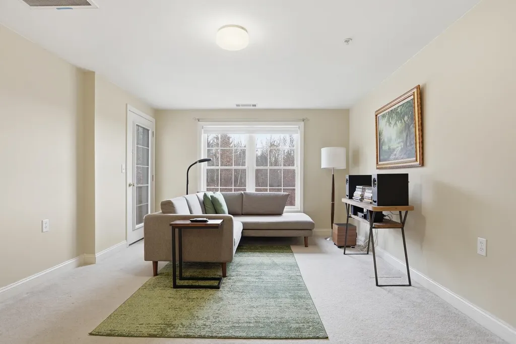 10 Vista Ridge Drive Londonderry NH 03053
