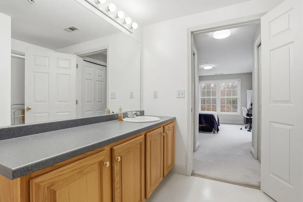 10 Vista Ridge Drive Londonderry NH 03053
