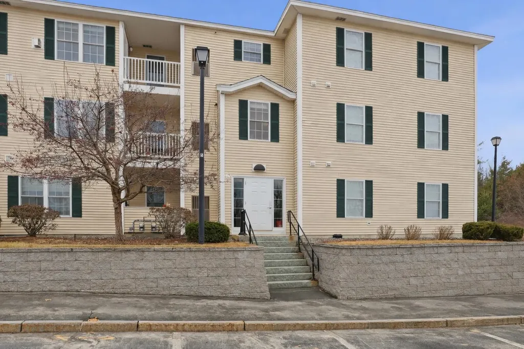 10 Vista Ridge Drive Londonderry NH 03053