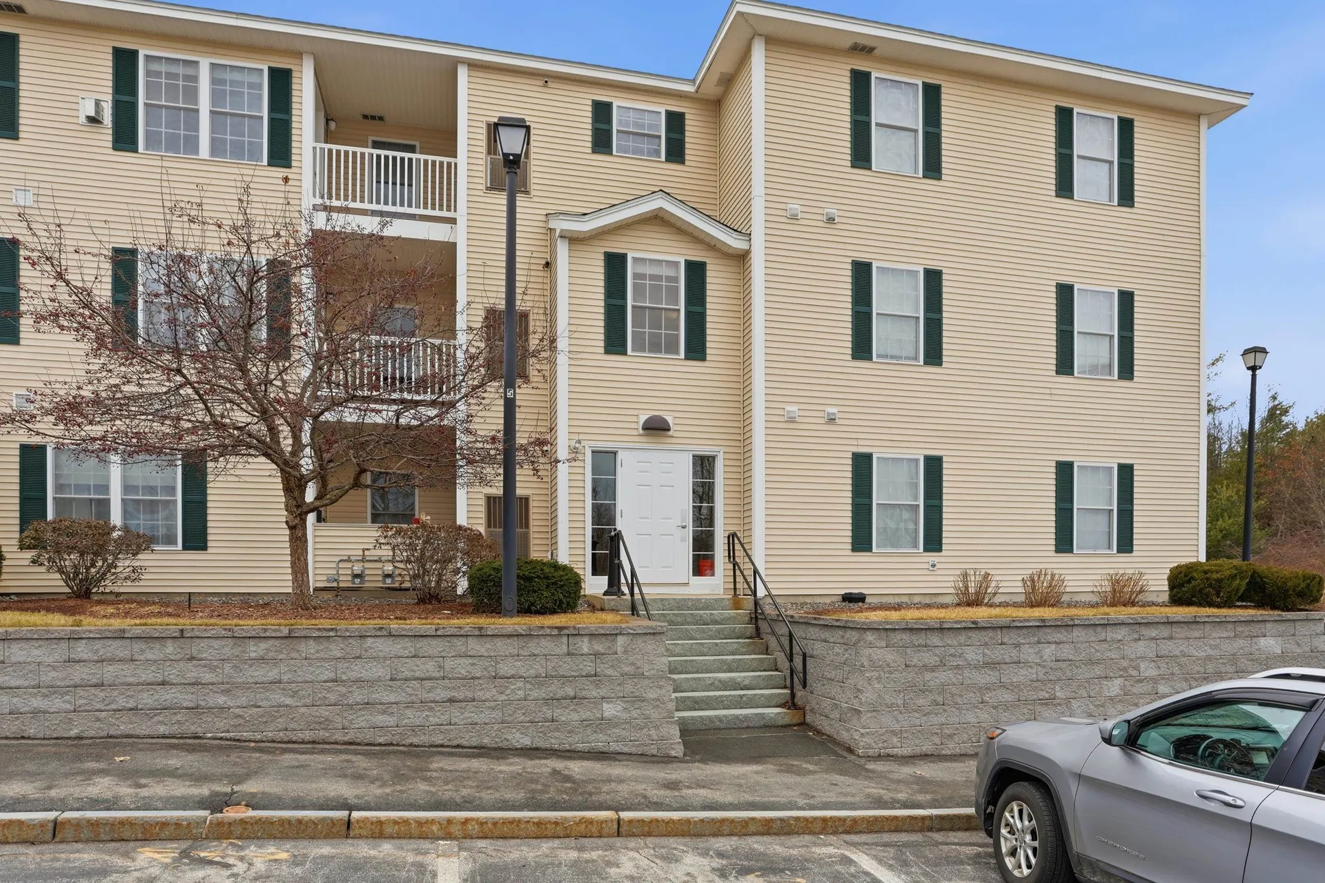 10 Vista Ridge Drive Londonderry NH 03053