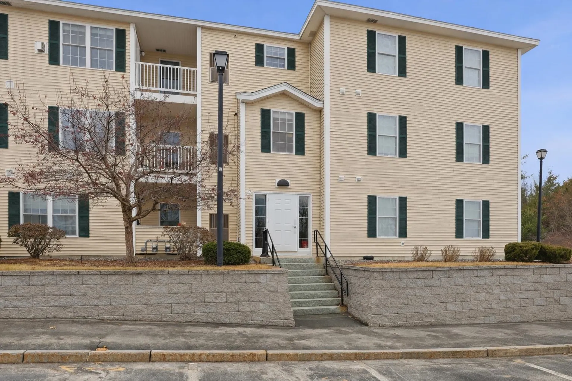 10 Vista Ridge Drive Londonderry NH 03053