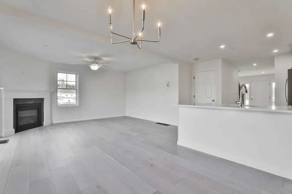 41 Crestview Way Raymond NH 03077
