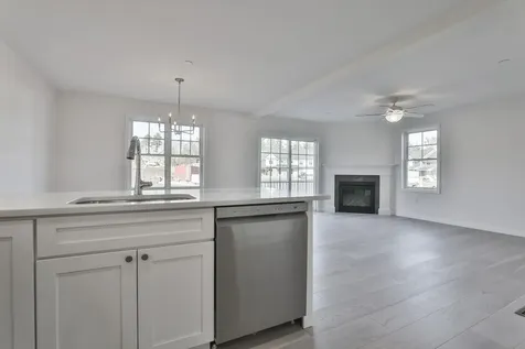 41 Crestview Way Raymond NH 03077