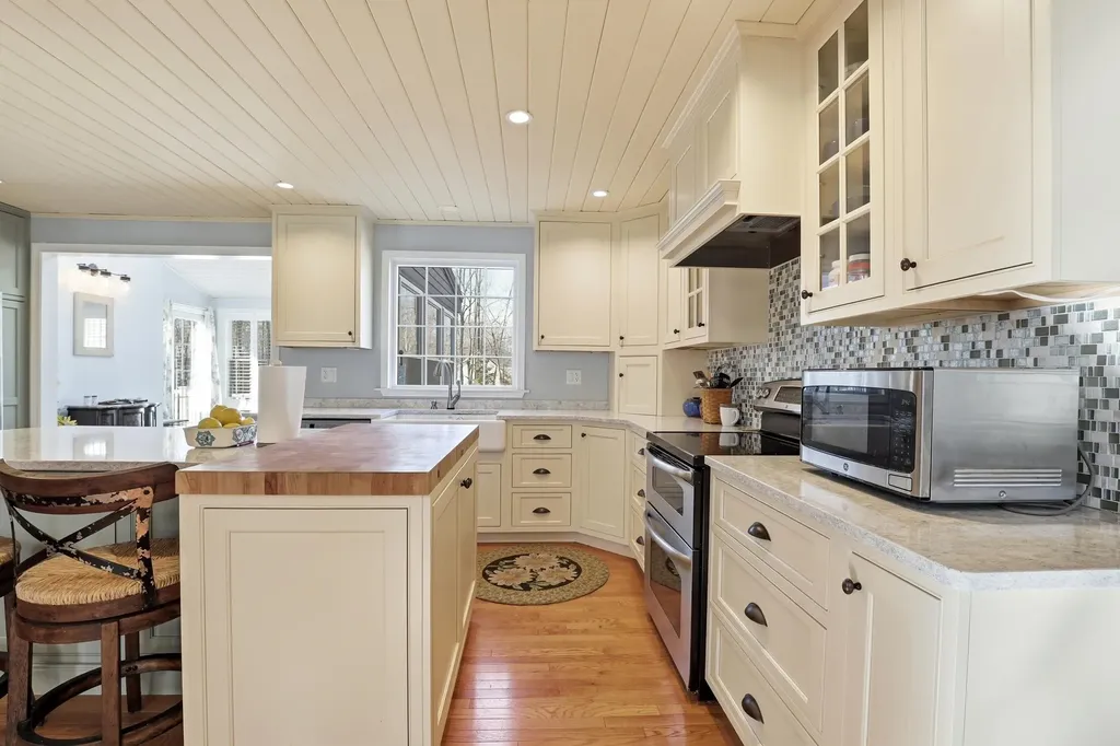 2 Steppingstone Road Bedford NH 03110