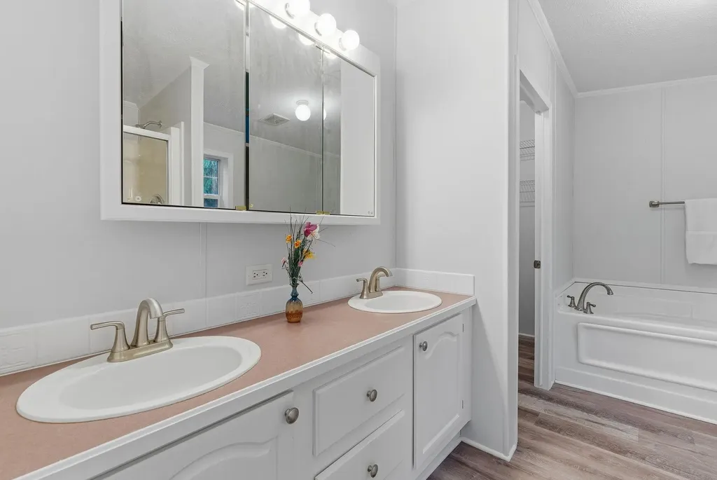 20 Ledgewood Way Manchester NH 03104