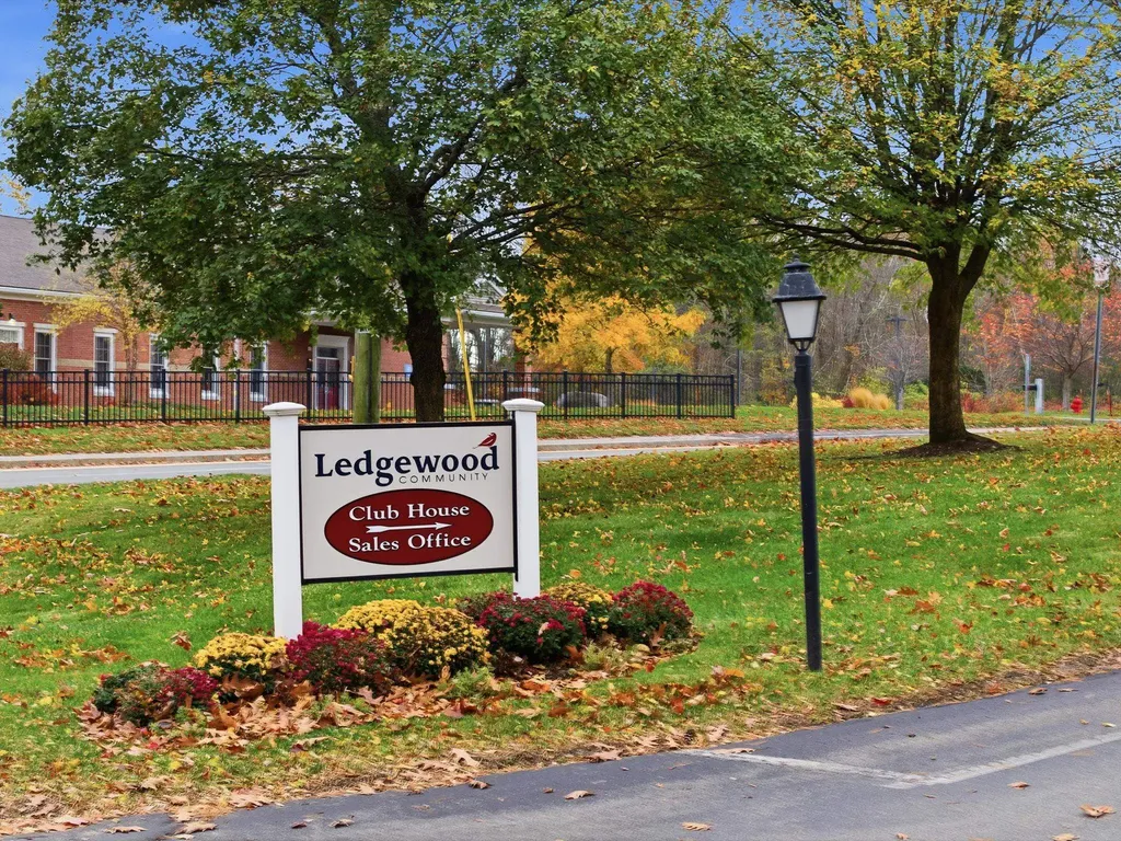 20 Ledgewood Way Manchester NH 03104