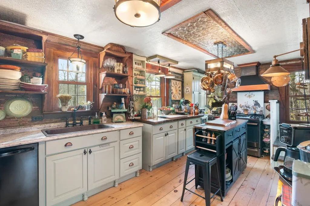 12 Cross Street Newfane VT 05345