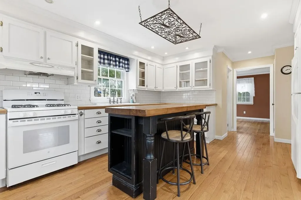 14 True Avenue Derry NH 03038