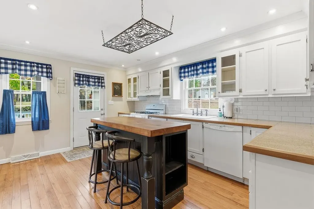 14 True Avenue Derry NH 03038