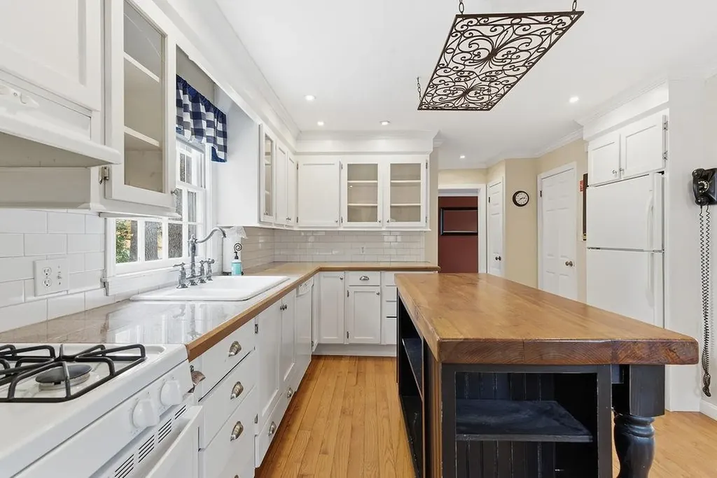 14 True Avenue Derry NH 03038