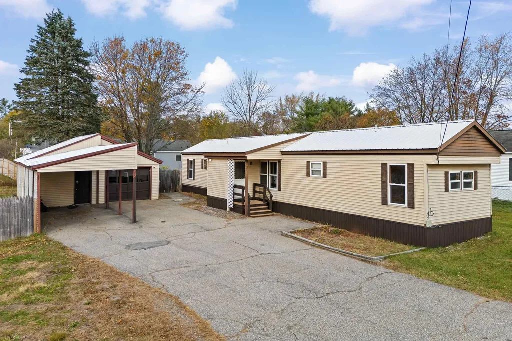 11 Evelyn Avenue Raymond NH 03077