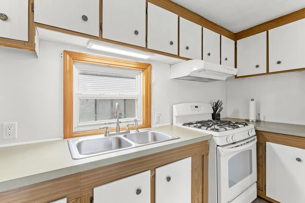 11 Evelyn Avenue Raymond NH 03077