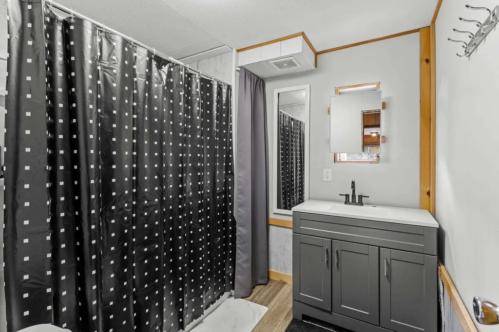 11 Evelyn Avenue Raymond NH 03077