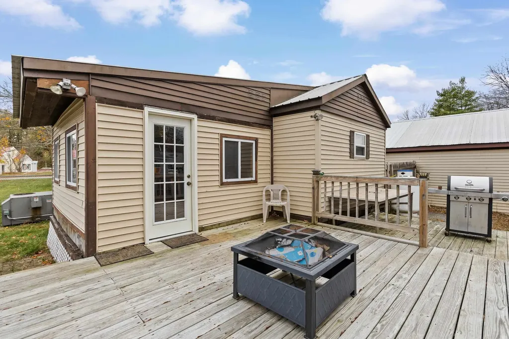 11 Evelyn Avenue Raymond NH 03077