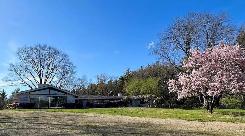 19 Bartlett Avenue Nashua NH 03064