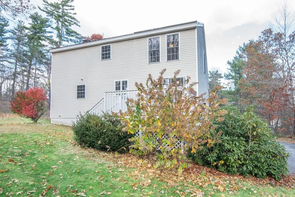 9 Abbey Road Raymond NH 03077