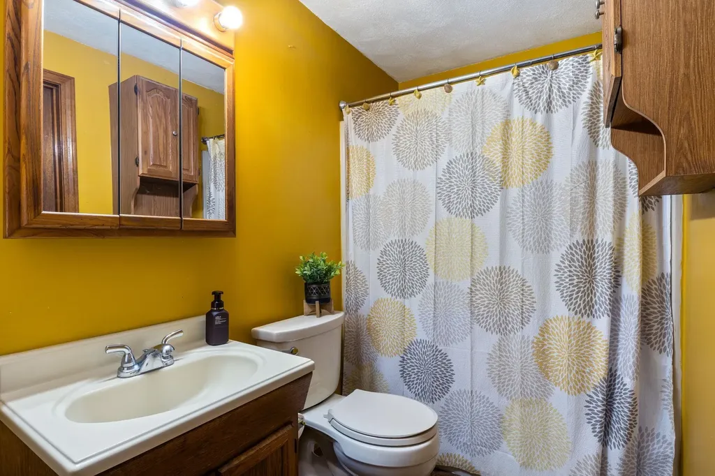 16 Cassandra Lane Nashua NH 03064