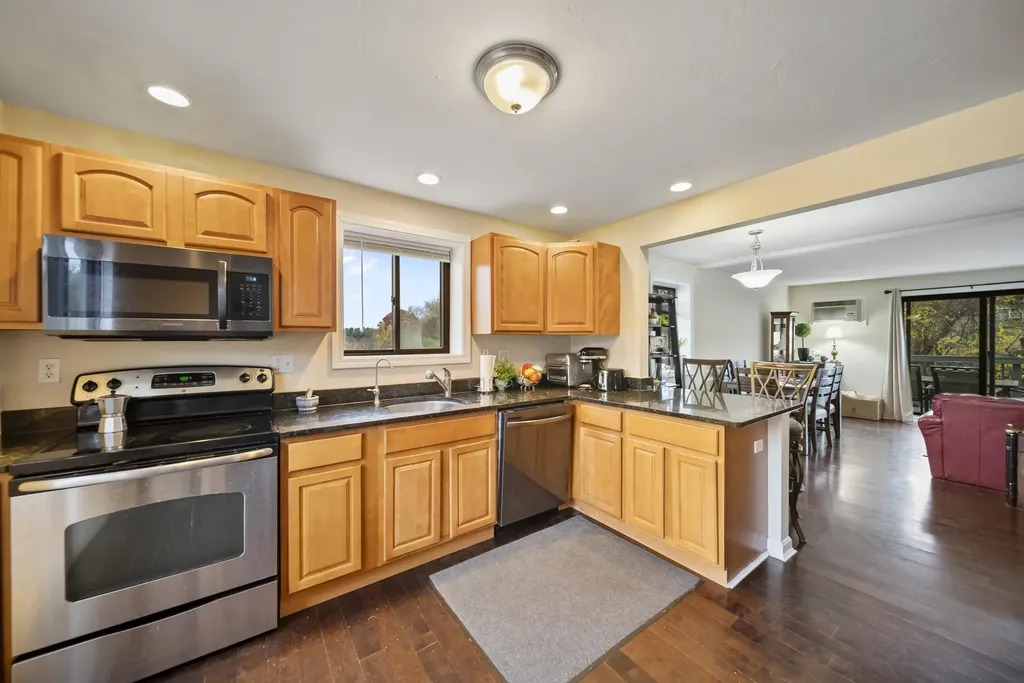 69 Bayberry Lane Londonderry NH 03053-3442