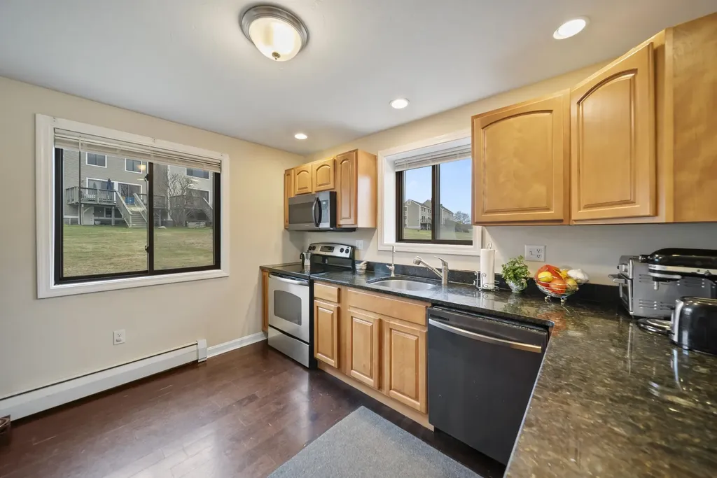 69 Bayberry Lane Londonderry NH 03053-3442