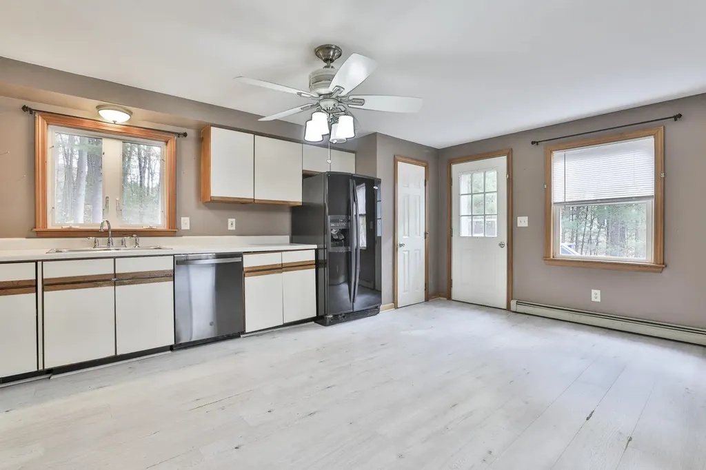 16 Evergreen Drive Hudson NH 03051