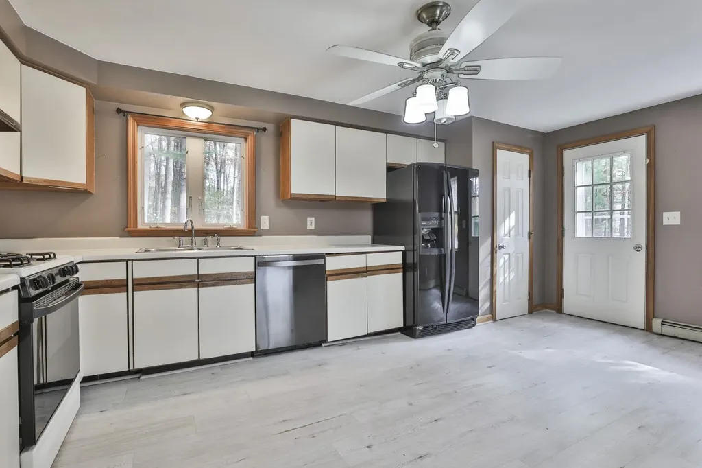 16 Evergreen Drive Hudson NH 03051