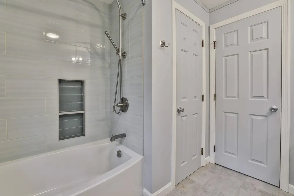 16 Evergreen Drive Hudson NH 03051