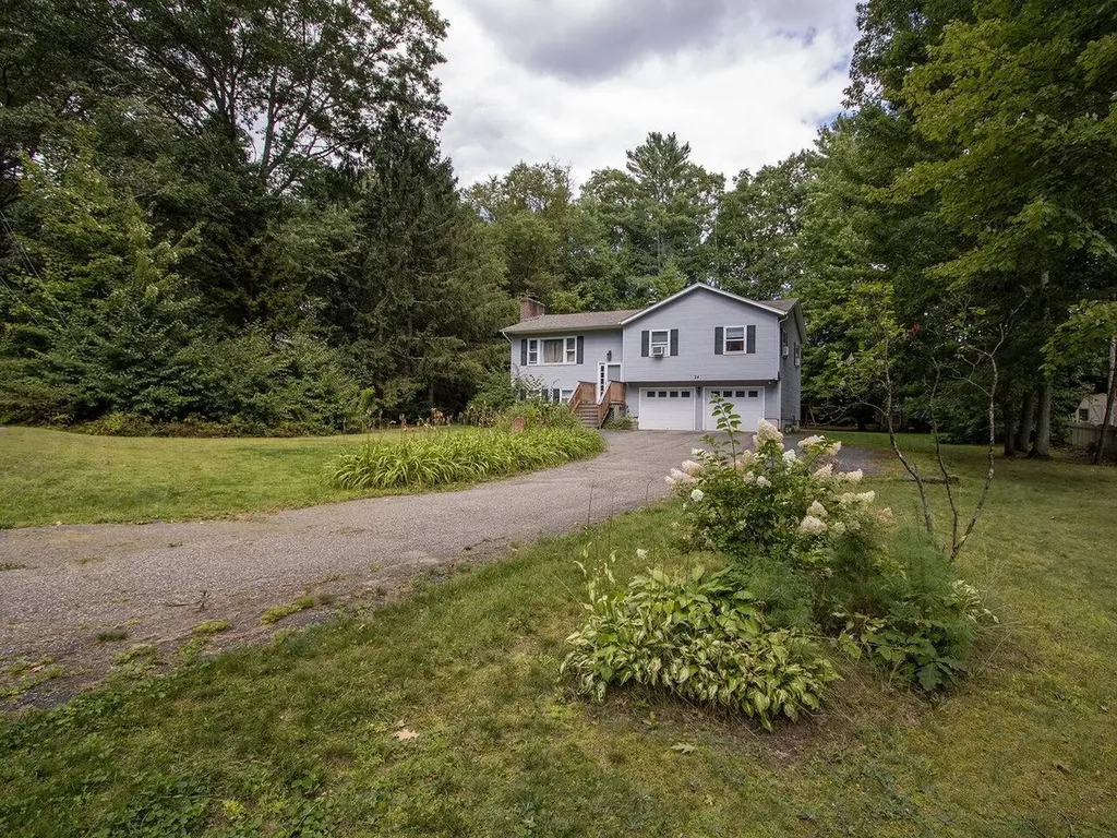 24 Logwood Circle Essex VT 05452
