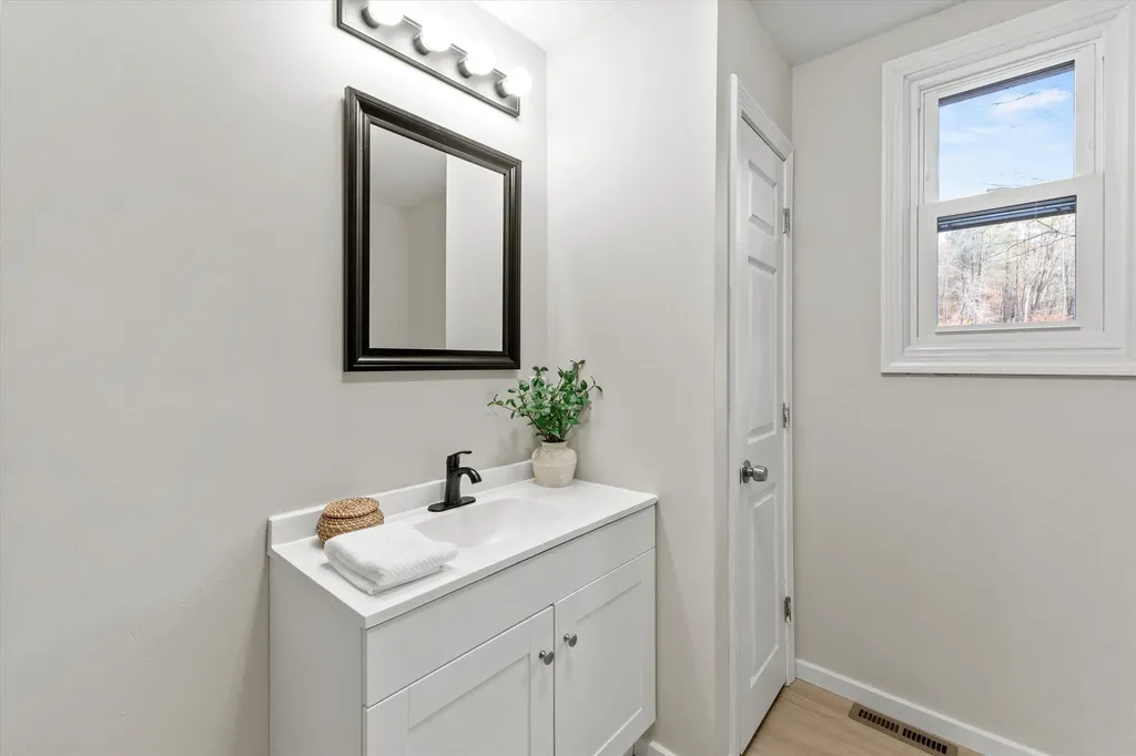 475 Old County Road Deering NH 03244