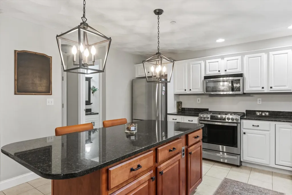 37 Dugout Road Hudson NH 03051