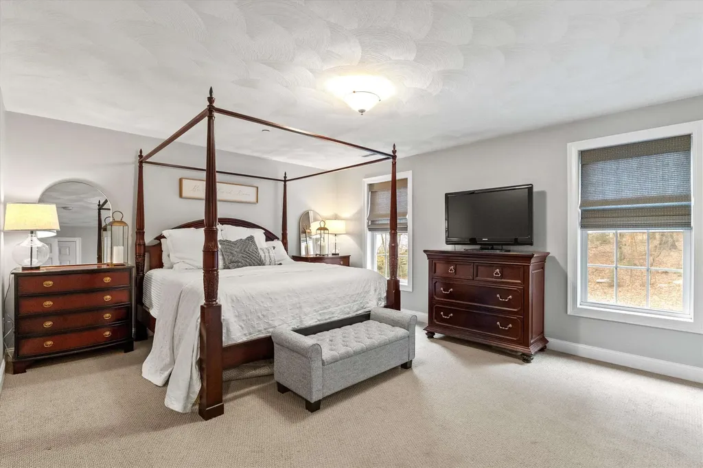 37 Dugout Road Hudson NH 03051