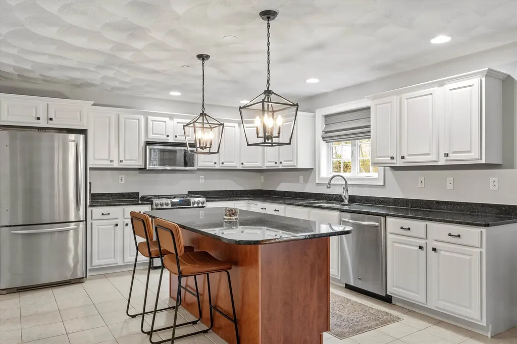 37 Dugout Road Hudson NH 03051