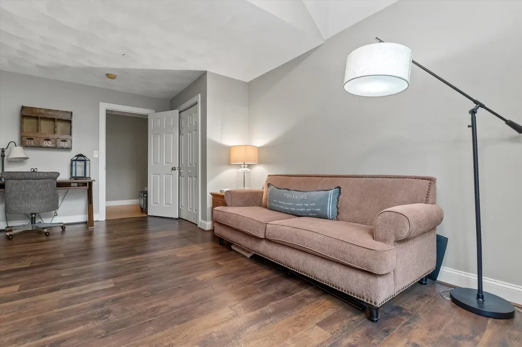 37 Dugout Road Hudson NH 03051