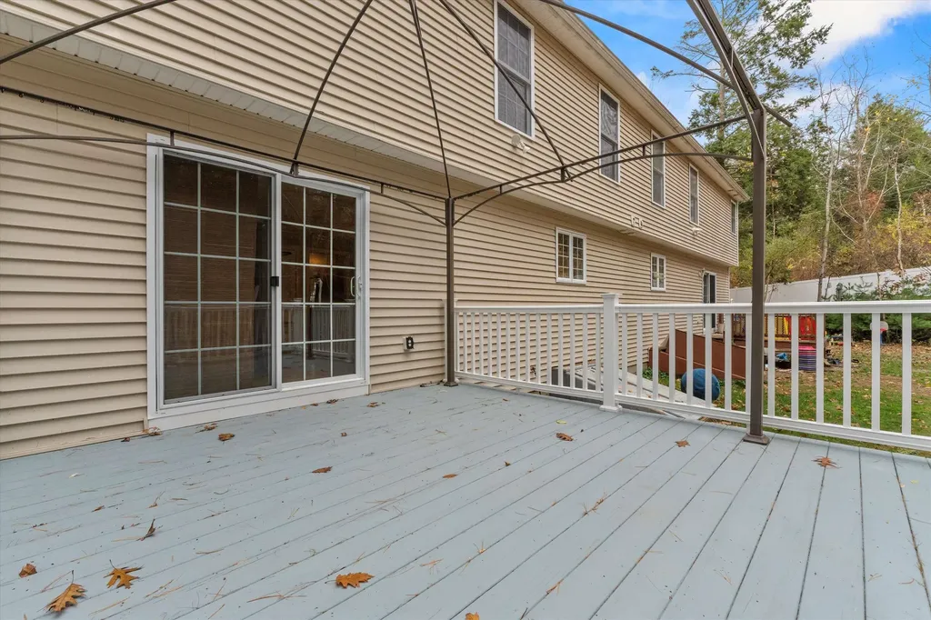 37 Dugout Road Hudson NH 03051