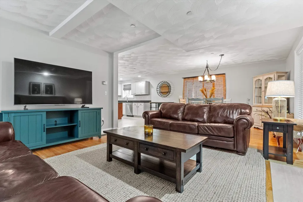 37 Dugout Road Hudson NH 03051