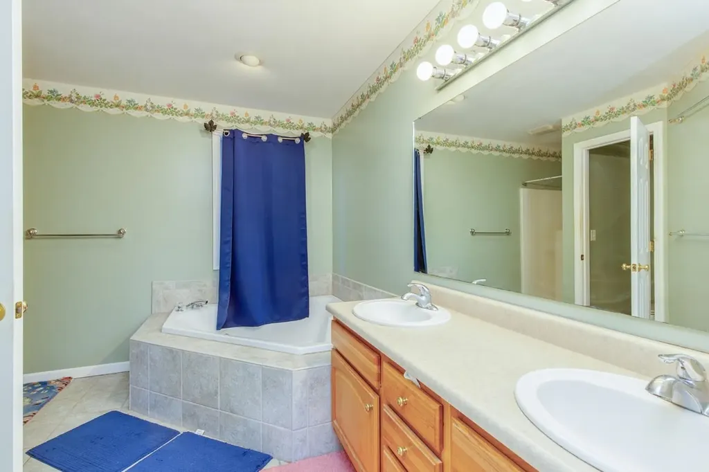 11 Queens Way Merrimack NH 03054