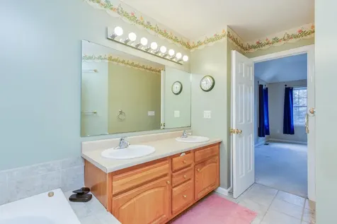 11 Queens Way Merrimack NH 03054