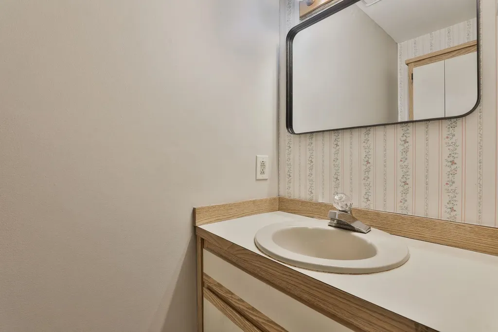 6 Cornwall Lane Nashua NH 03063