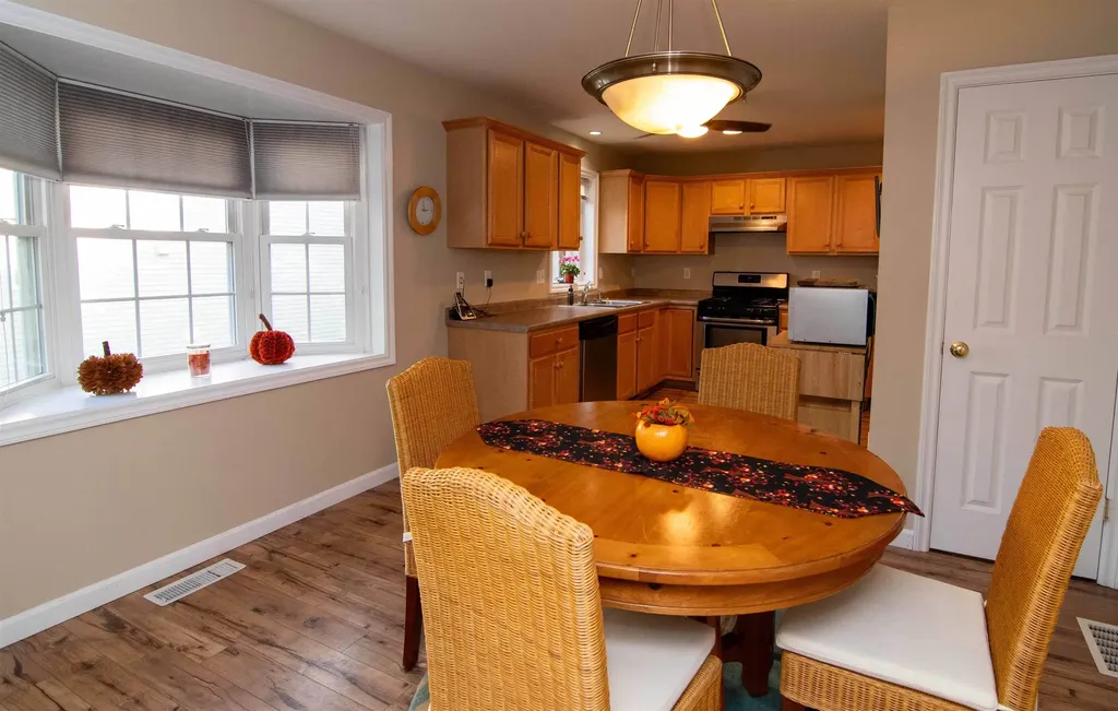 20 Locksley Lane Raymond NH 03077