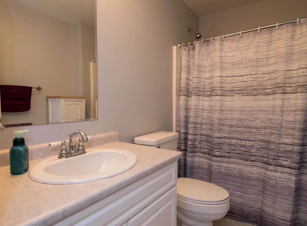 20 Locksley Lane Raymond NH 03077