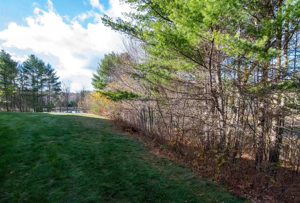 20 Locksley Lane Raymond NH 03077