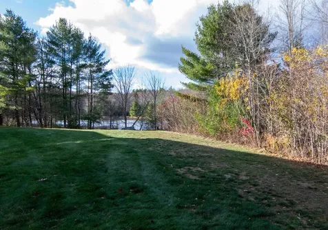 20 Locksley Lane Raymond NH 03077