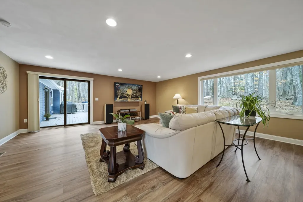 22 Winter Hill Road Goffstown NH 03045