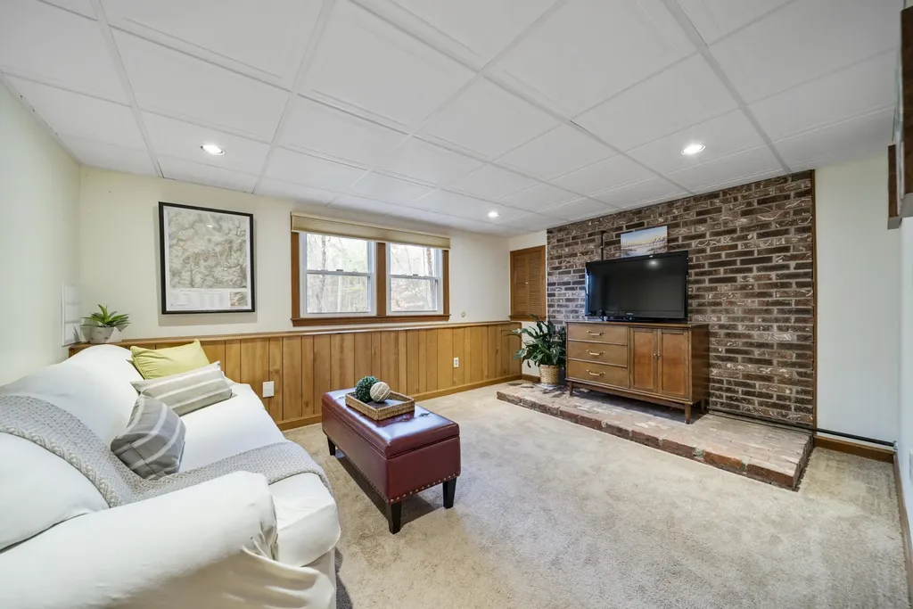 22 Winter Hill Road Goffstown NH 03045