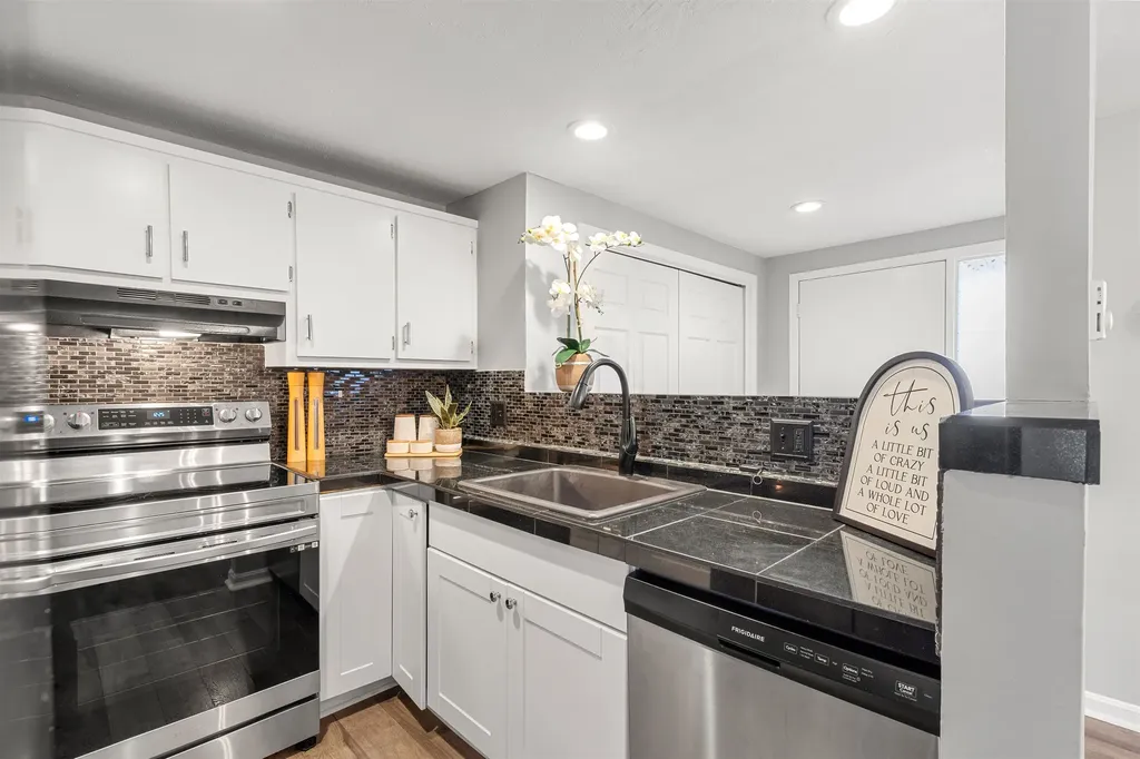 10 Kingston Court Merrimack NH 03054